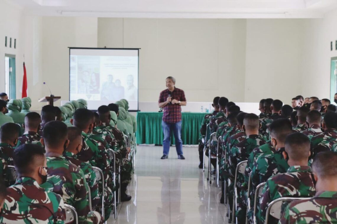 Pakar Komunikasi Dr Aqua Dwipayana Bekali Pelatihan Marketing pada Tugu Media Group 5 Pakar Komunikasi dan Motivator Nasional Dr Aqua Dwipayana ketika memberikan Sharing Komunikasi dan Motivasi di Yonif 315/Garuda Kota Bogor, Sabtu (13/3/2021). (Foto: Dokumen)