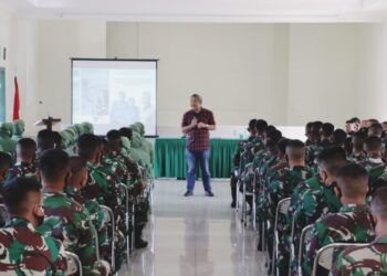Pakar Komunikasi dan Motivator Nasional Dr Aqua Dwipayana ketika memberikan Sharing Komunikasi dan Motivasi di Yonif 315/Garuda Kota Bogor, Sabtu (13/3/2021). (Foto: Dokumen)