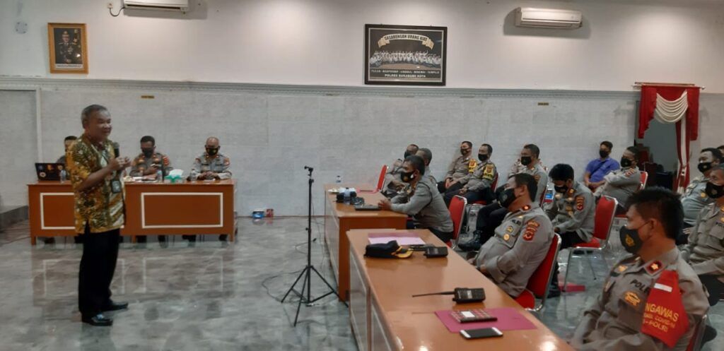 Dr Aqua Dwipayana memberikan motivasi kepada jajaran Polres Sukabumi Kota, Rabu (3/3/2021). (Foto: Dokumen/Tugu Jatim)