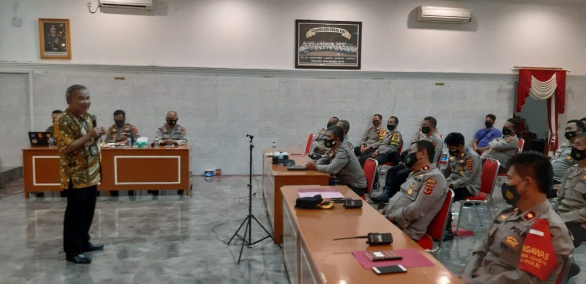 Beri Motivasi Jajaran Polres Sukabumi Kota, Dr Aqua Dwipayana Bagikan Hadiah Umrah dan Liburan ke Bali 5 Dr Aqua Dwipayana memberikan motivasi kepada jajaran Polres Sukabumi Kota, Rabu (3/3/2021). (Foto: Dokumen/Tugu Jatim)