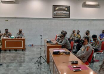 Dr Aqua Dwipayana memberikan motivasi kepada jajaran Polres Sukabumi Kota, Rabu (3/3/2021). (Foto: Dokumen/Tugu Jatim)