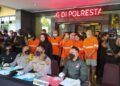 Kabid Humas Polda Jatim Kombes Pol Gatot Repli Handoko saat memimpin konferensi pers pengungkapan kasus narkoba yang melibatkan pejabat ASN Pemkot Malang, Minggu (28/3/2021). (Foto : Azmy/Tugu Malang/Tugu Jatim) salah tangkap