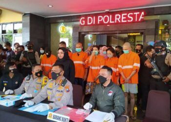 Kabid Humas Polda Jatim Kombes Pol Gatot Repli Handoko saat memimpin konferensi pers pengungkapan kasus narkoba yang melibatkan pejabat ASN Pemkot Malang, Minggu (28/3/2021). (Foto : Azmy/Tugu Malang/Tugu Jatim) salah tangkap