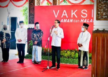 Jokowi saat memberikan keterangan pers usai meninjau pelaksanaan vaksinasi massal COVID-19 di Pendopo Delta Wibawa, Kabupaten Sidoarjo, Jatim, Senin (22/3/2021) siang. (Foto: Sekretariat Presiden) vaksin astrazeneca