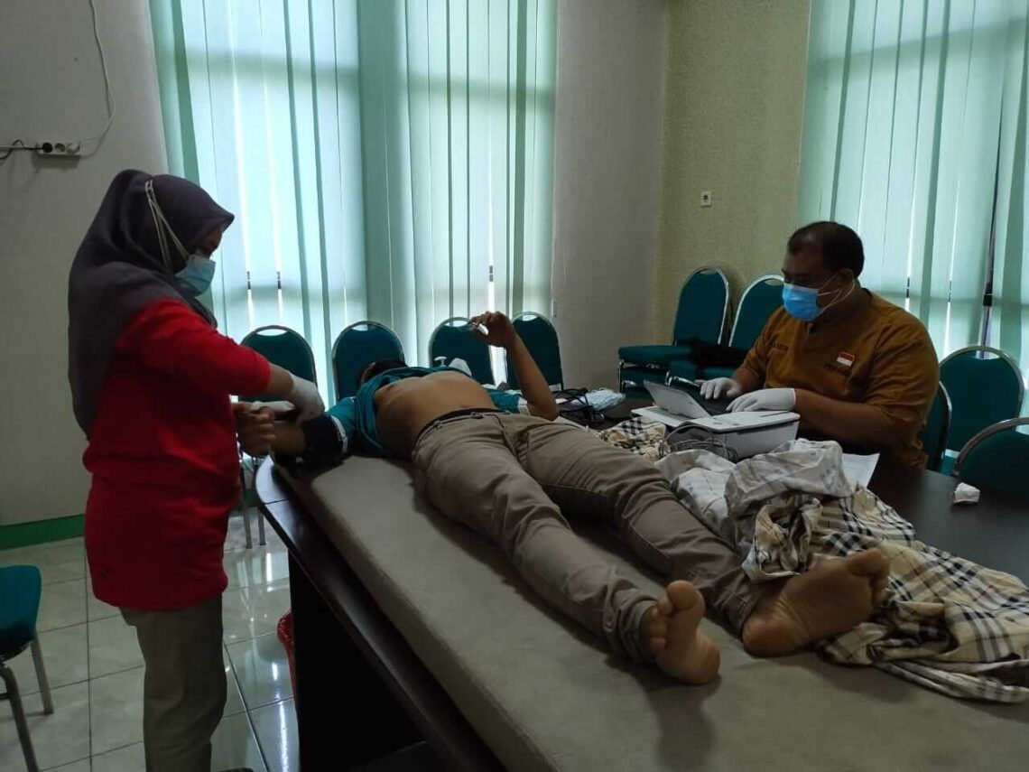 Atlet Tuban Jalani Tes Kesehatan, Gali Data untuk Tentukan Porsi Latihan 5 Salah satu atlet asal Tuban tengah menjalani pemeriksaan kesehatan, Senin (22/3/2021). (Foto: Mochamad Abdurrochim/Tugu Jatim)