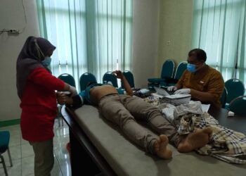 Salah satu atlet asal Tuban tengah menjalani pemeriksaan kesehatan, Senin (22/3/2021). (Foto: Mochamad Abdurrochim/Tugu Jatim)