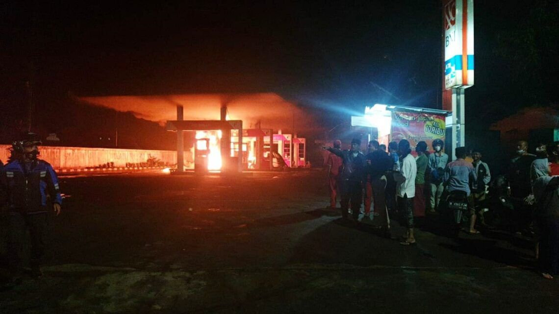 1 Mobil Angkot Habis Dilalap Api di SPBU Bumiayu Malang 1 Kebakaran di SPBU kawasan Bumiayu, Buring, Kota Malang. (Foto: Istimewa/Tugu Jatim)