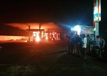 Kebakaran di SPBU kawasan Bumiayu, Buring, Kota Malang. (Foto: Istimewa/Tugu Jatim)