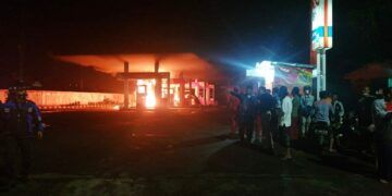 Kebakaran di SPBU kawasan Bumiayu, Buring, Kota Malang. (Foto: Istimewa/Tugu Jatim)