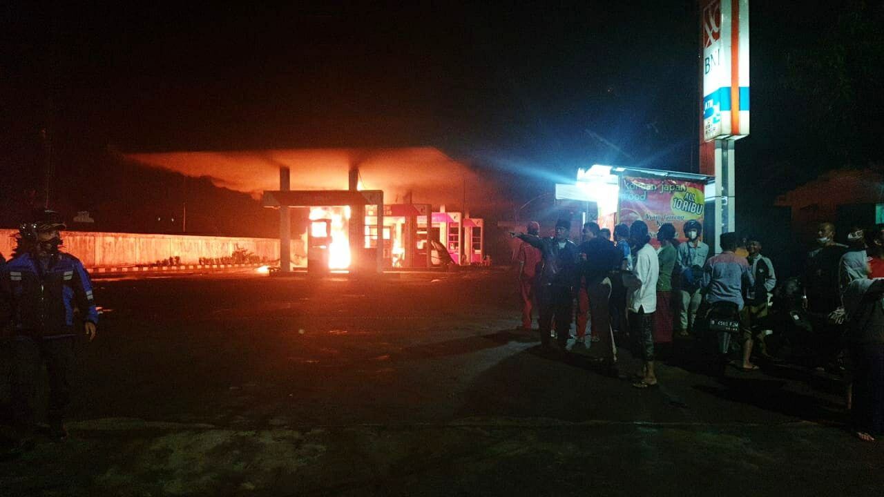 Kebakaran di SPBU kawasan Bumiayu, Buring, Kota Malang. (Foto: Istimewa/Tugu Jatim)