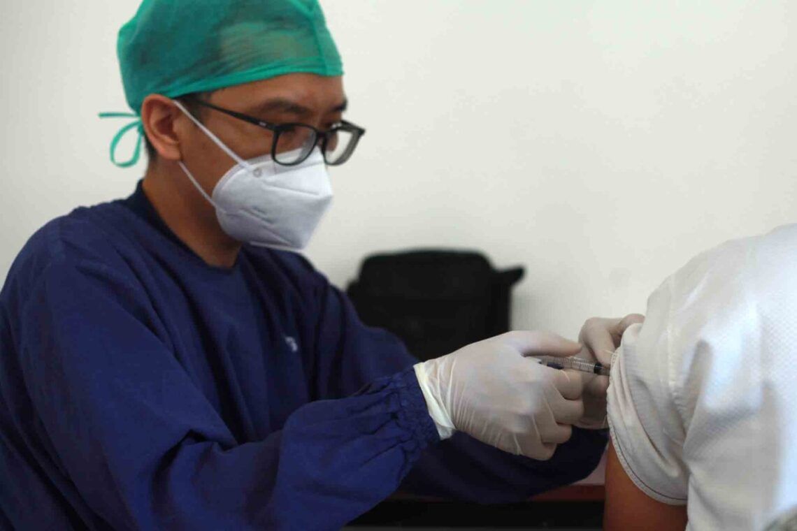 Vaksin Tahap 2, Guru dan Jurnalis di Kota Malang Divaksinasi Sinovac 1 Untuk pencegahan penyebaran virus Covid-19, vaksinasi tahap kedua ditujukan untuk guru dan jurnalis di Kota Malang. (Foto: Ben/Tugu Jatim)