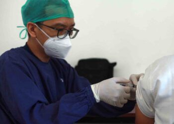 Untuk pencegahan penyebaran virus Covid-19, vaksinasi tahap kedua ditujukan untuk guru dan jurnalis di Kota Malang. (Foto: Ben/Tugu Jatim)