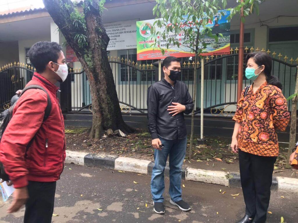 Kepala Dinkes Kota Malang Husnul Muarif (tengah) saat survei lokasi vaksinasi drive thru bersama perwakilan aplikasi Halodoc Sabtu (20/3/2021). (Foto: Istimewa/Tugu Jatim)