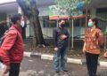Kepala Dinkes Kota Malang Husnul Muarif (tengah) saat survei lokasi vaksinasi drive thru bersama perwakilan aplikasi Halodoc Sabtu (20/3/2021). (Foto: Istimewa/Tugu Jatim)