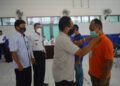 Kepala Lapas Kelas II B Tuban Siswarno didampingi perwakilan BLK Tuban saat menyematkan ID Card ke perwakilan peserta pelatihan. (Foto: Rochim/Tugu Jatim)