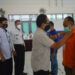 Kepala Lapas Kelas II B Tuban Siswarno didampingi perwakilan BLK Tuban saat menyematkan ID Card ke perwakilan peserta pelatihan. (Foto: Rochim/Tugu Jatim)