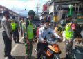 Babinsa Jajaran Kodim 0819/Pasuruan Berharap Masyarakat Selalu Patuh Prokes 12 Upaya penegakan disiplin protokol kesehatan yang rutin dilakukan oleh jajaran Kodim 0819/Pasuruan. (Foto: Dokumen/Kodim Pasuruan)