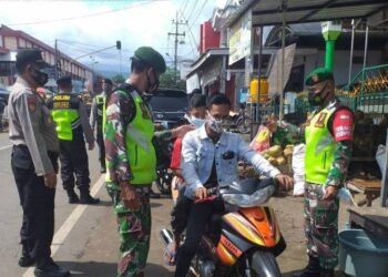 Upaya penegakan disiplin protokol kesehatan yang rutin dilakukan oleh jajaran Kodim 0819/Pasuruan. (Foto: Dokumen/Kodim Pasuruan)