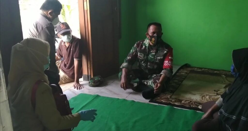 Babinsa Kejapanan dari Koramil 20/Gempol Kodim 0819/Pasuruan bersama Bhabinkamtibmas mendampingi bidan desa untuk melakukan tracing kepada orang yang melakukan kontak erat dengan pasien atau orang yang terkonfirmasi positif Covid-19, Senin (15/3/2021). (Foto: Dokumen/Kodim Pasuruan)