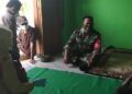 Babinsa Kejapanan dari Koramil 20/Gempol Kodim 0819/Pasuruan bersama Bhabinkamtibmas mendampingi bidan desa untuk melakukan tracing kepada orang yang melakukan kontak erat dengan pasien atau orang yang terkonfirmasi positif Covid-19, Senin (15/3/2021). (Foto: Dokumen/Kodim Pasuruan)