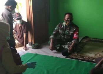 Babinsa Kejapanan dari Koramil 20/Gempol Kodim 0819/Pasuruan bersama Bhabinkamtibmas mendampingi bidan desa untuk melakukan tracing kepada orang yang melakukan kontak erat dengan pasien atau orang yang terkonfirmasi positif Covid-19, Senin (15/3/2021). (Foto: Dokumen/Kodim Pasuruan)
