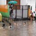 Anak-anak memanfaatkan banjir di kawasan Jalan Kedawung, Kota Malang untuk berenang gratis, Minggu (14/3/2021). (Foto : Azmy/Tugu Malang/Tugu Jatim)