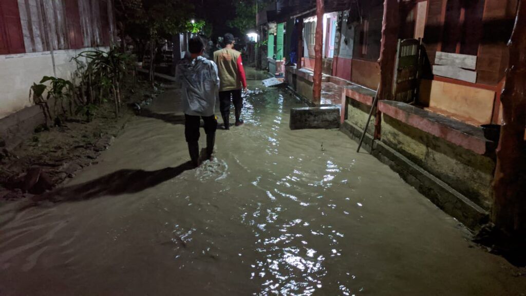 Luapan Sungai Soko menggenangi 120 rumah, jalan, area persawahan, dan jebolnya beberapa tanggul di Kecamatan Temayang dan Kecamatan Gondang Minggu (14/03/2021) malam. (Foto: BPBD Bojonegoro) tugu jatim banjir bojonegoro maret