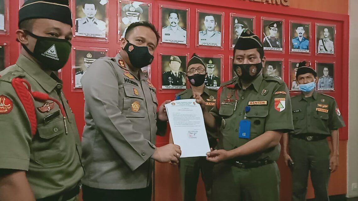 Kapolres Malang, AKBP Hendri Umar bersama Wakil Kepala Banser Kabupaten Malang, M Mukhlis Mubarak saat pelaporan viideo hoaks penembakan Gus Idris yang dirasa meresahkan masyarakat. (Foto: RAP/Tugu Malang/Tugu Jatim)