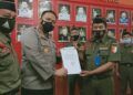 Kapolres Malang, AKBP Hendri Umar bersama Wakil Kepala Banser Kabupaten Malang, M Mukhlis Mubarak saat pelaporan viideo hoaks penembakan Gus Idris yang dirasa meresahkan masyarakat. (Foto: RAP/Tugu Malang/Tugu Jatim)