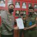 Banser Kabupaten Malang: Idris Al-Marbawi Pernah Lecehkan Sederet Tokoh NU 12 Kapolres Malang, AKBP Hendri Umar bersama Wakil Kepala Banser Kabupaten Malang, M Mukhlis Mubarak saat pelaporan viideo hoaks penembakan Gus Idris yang dirasa meresahkan masyarakat. (Foto: RAP/Tugu Malang/Tugu Jatim)