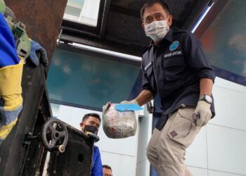 BNNP Jatim Musnahkan 301 Butir Ekstasi dan 4,1 Kg Ganja 4 Kepala Bidang Pemberantasan, Badan Narkotika Nasional Jawa Timur (BNNP Jatim), Monang Sidabukke MSi melaksanakan pemusnaah barang sitaan narkotika jenis pil ekstasi dan ganja, Sabtu (08/03/2021). (Foto: Dokumen/BNNP Jatim)