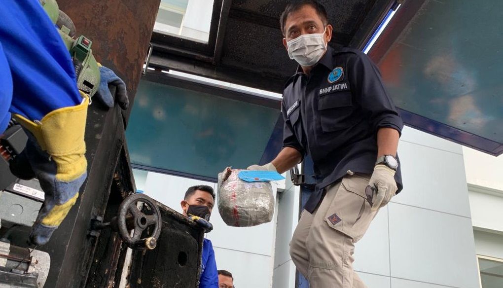 Kepala Bidang Pemberantasan, Badan Narkotika Nasional Jawa Timur (BNNP Jatim), Monang Sidabukke MSi melaksanakan pemusnaah barang sitaan narkotika jenis pil ekstasi dan ganja, Sabtu (08/03/2021). (Foto: Dokumen/BNNP Jatim)