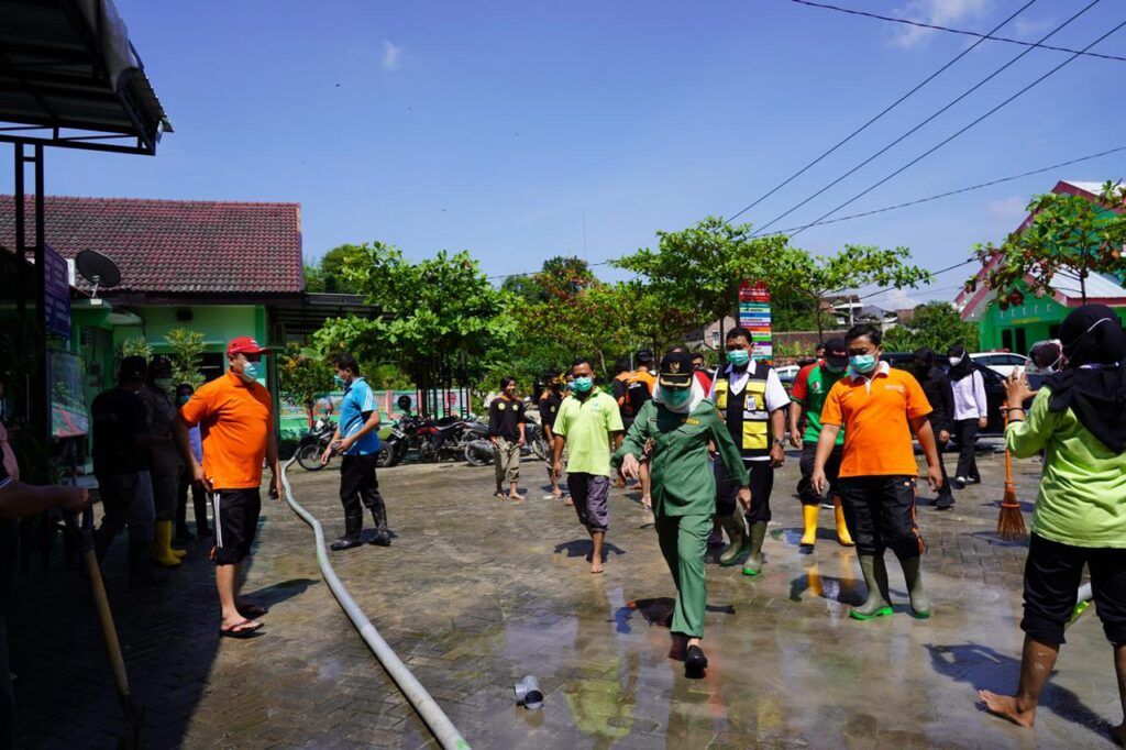 Bupati Bojonegoro, Anna Muawanah dan jajaran melakuakn tinjauan langsung di Kecamatan Gondang Kabupaten Bojonegoro yang terdampak banjir akibat luapan sungai. (Foto: Mila Arinda/Tugu Jatim)