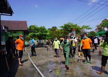 Bupati Bojonegoro, Anna Muawanah dan jajaran melakuakn tinjauan langsung di Kecamatan Gondang Kabupaten Bojonegoro yang terdampak banjir akibat luapan sungai. (Foto: Mila Arinda/Tugu Jatim)