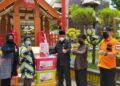 Kepala BPBD Kota Malang didampingi Ketua Komisi D DPRD Kota Malang saat menerima bantuan APD daei STIE Malangkucecwara, Kamis (25/3/2021). (Foto : Azmy/Tugu Malang/Tugu Jatim)