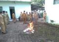 Pemusnahan ratusan buku nikah yang dilakukan oleh Kemenag Tuban, Senin (8/3/2021). Buku nikah yang dibakar merupakan buku nikah rusak dari beberapa KUI di Kabupaten Tuban mulai tahun 2011 hingga tahun 2020. (Foto: Humas Kemenag Tuban)