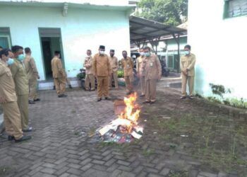 Pemusnahan ratusan buku nikah yang dilakukan oleh Kemenag Tuban, Senin (8/3/2021). Buku nikah yang dibakar merupakan buku nikah rusak dari beberapa KUI di Kabupaten Tuban mulai tahun 2011 hingga tahun 2020. (Foto: Humas Kemenag Tuban)