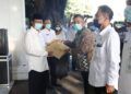 Bupati Tuban, Fathul Huda saat menyerahkan naskah ujian perangkat desa tahun 2021 kepada Panitia Pelaksana tingkat kecamatan, Rabu (24/3/2021). (Foto: Humas Pemkab Tuban)