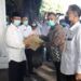 Bupati Tuban, Fathul Huda saat menyerahkan naskah ujian perangkat desa tahun 2021 kepada Panitia Pelaksana tingkat kecamatan, Rabu (24/3/2021). (Foto: Humas Pemkab Tuban)