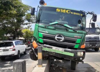 Truk trailer tabrak pembatas jalan karena sopir mengantuk. (Foto: Humas Polres Tuban/Tugu Jatim)