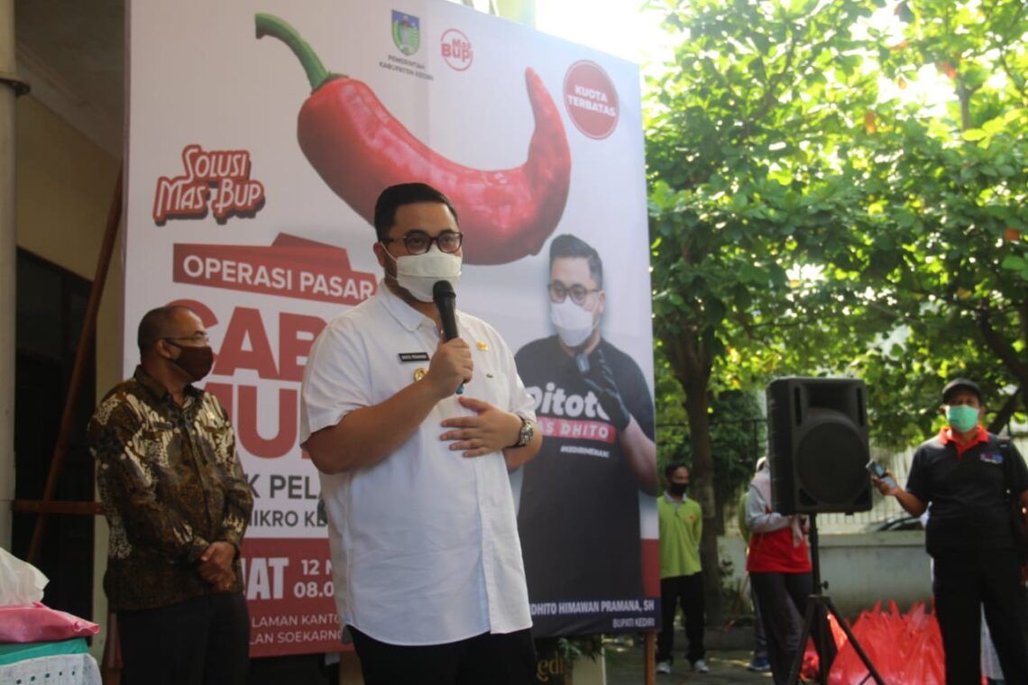 Harga Cabai Terus Meroket, Bupati Kediri Gelar Operasi Pasar 5 Bupati Kediri, Hanindito Himawan Pramana menggelar operasi pasar lantaran harga cabai terus meningkat. (Foto: NOE/Tugu jatim)