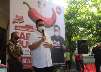 Bupati Kediri, Hanindito Himawan Pramana menggelar operasi pasar lantaran harga cabai terus meningkat. (Foto: NOE/Tugu jatim)