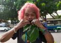 Cak Kandar, seniman musik daun eksentrik asal Kota Malang. (Foto : Darmadi Sasongko Youtube Channel)