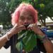Cak Kandar, Seniman Nyentrik Musik Daun Kota Malang Meninggal 12 Cak Kandar, seniman musik daun eksentrik asal Kota Malang. (Foto : Darmadi Sasongko Youtube Channel)