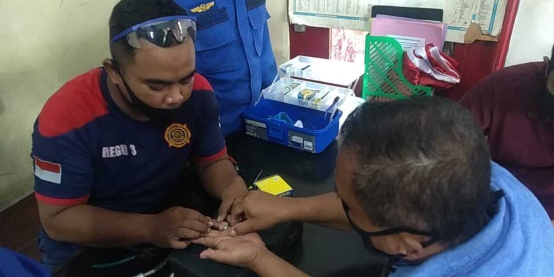 Keahlian Lain Damkar Kota Malang Selain Padamkan Api: Evakuasi Jari Terjepit Cincin 5 Proses evakuasi pelepasan cincin di jaro oleh Petugas Damkar Kota Malang. (Foto: UPT Damkar Kota Malang)