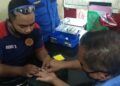 Proses evakuasi pelepasan cincin di jaro oleh Petugas Damkar Kota Malang. (Foto: UPT Damkar Kota Malang)