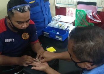 Proses evakuasi pelepasan cincin di jaro oleh Petugas Damkar Kota Malang. (Foto: UPT Damkar Kota Malang)