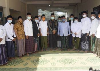 Anggota DPW PKS Jatim didampingi pengurus DPD Se-Malang Raya silaturahmi ke Kiai Marzuki Mustamar di Pesantren Sabilurrosyad Gasek pada Selasa (23/03/2021). (Foto: Dok/Tugu Jatim)