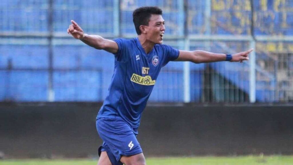 Pemain Arema FC Dedik Setiawan saat berlaga. (Foto: IG AremaFCofficial/Tugu Jatim)