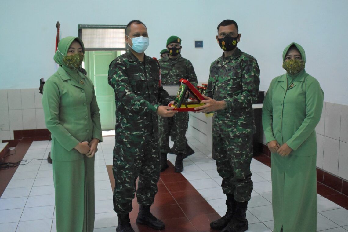 Dandim 0819/Pasuruan Pimpin Langsung Acara Lepas Sambut Kasdim dan Sertijab Danramil 5 Dandim 0819/Pasuruan, Letkol Arh H. Burhan FA, S.Sos (kiri) ketika melepas Mayor Czi Sultoni (kanan), Selasa (9/3/2021). (Foto: Dokumen/Kodim Pasuruan)